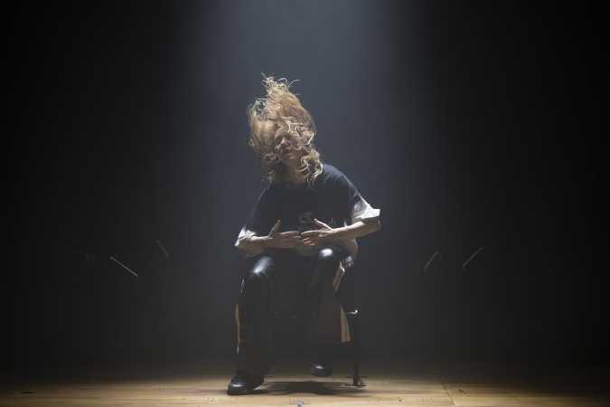 Kat Válastur - Dive Into You